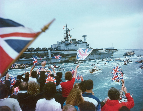 21 июля 1982 года Британцы приветствуют авианосец HMS Hermes (R12), возвращающийся с Фолклендской войны.В 1982-м уже изрядно потрепанный временем Гермес (введен в строй в 1959-м) планировали