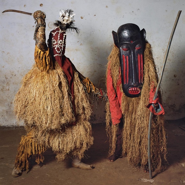 Подборка современных культовых масок стран Африки, а также Мексики.