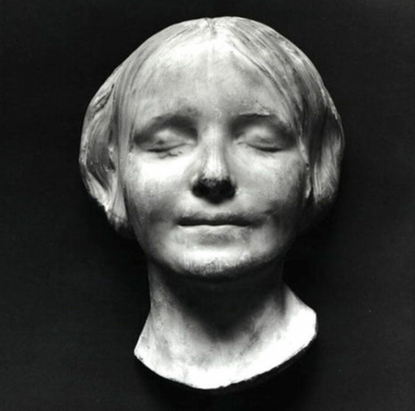 Утопленница из Сены и ее необычное лицо, повлиявшее на историю Она появилась в 19 веке во Франции из ниоткуда в виде мертвого тела, извлеченного из реки Сена, и так и осталась загадкой. Но из-за