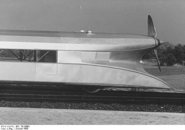 ЛЕТЯЩИЙ ПО РЕЛЬСАМ В 1929 году немецкий инженер, Франц Крукенберг создаёт необычный, по тем временам, поезд. По внешнему виду он напоминает цеппелин с пропеллером. Его так и будут называть