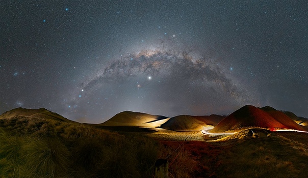 Млечный путь над перевалом Линдис в Новой Зеландии