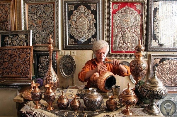 Галямзани, древнейший народный промысел Ирана Галямзани - восточное искусство чеканки по металлу, которое по приблизительным данным появилось около 4000 лет назад. в Иране именно Галямзани