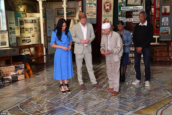 Меган Маркл и принц Гарри посетили музей в Кейптауне Сегодня стартовал официальный тур 38-летней Меган Маркл и 35-летнего принца Гарри по Африке. Утром знаменитая британская пара вместе с