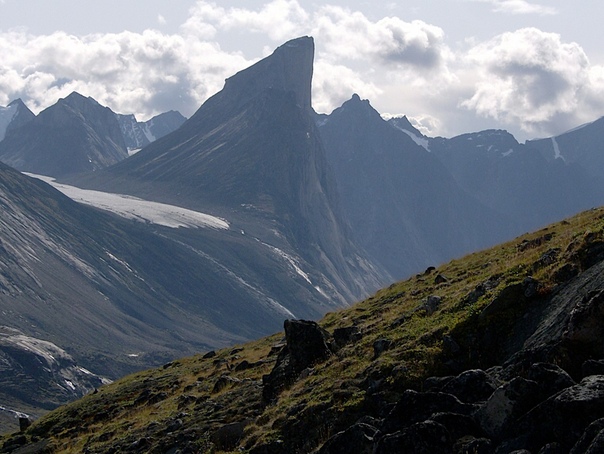 Самая высокая вертикальная скала в мире Гора Тор (официальное название пик Тор, Thor Pea) гранитный пик, признанный самым высоким вертикальным склоном в мире. Расположен склон в Национальном