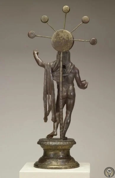 Неизвестный прибор на древней статуэтке Эта бронзовая статуэтка галльского бога Суцелла находится в Художественной галерее Уолтерса в Балтиморе (США). Найдена она была во Франции, датируется