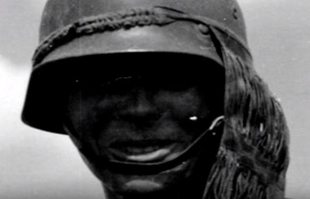 «ВОЛОСЫ» НА КАСКЕ НЕМЕЦКИХ СОЛДАТ Рассматривая старые военные фотографии, сделанные преимущественно по ту сторону фронта, можно заметить, что некоторые немецкие солдаты носят странные «волосы»