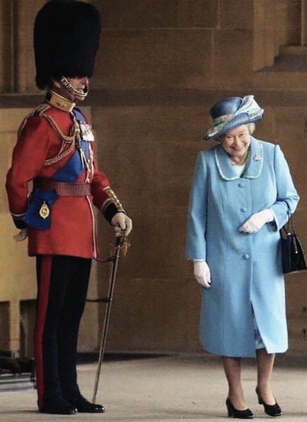 Королева Елизавета в момент, когда поняла, что ее 98-летний муж переоделся в королевского стража, чтобы разыграть жену. 