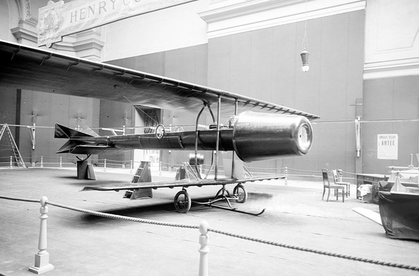 ОТ ВИНТА, НО БЕЗ ВИНТА! 30 октября 1910 года на 2-м Парижском авиасалоне появился необычный экспонат - первый в мире самолет без винта, спроектированный и построенный 24-летним румынским