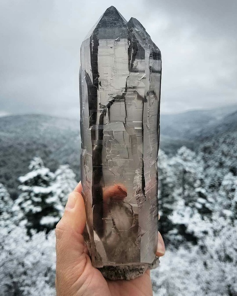 Великолепный кристалл дымчатого гималайского кварца нашли в Таосе, Нью-Мексико