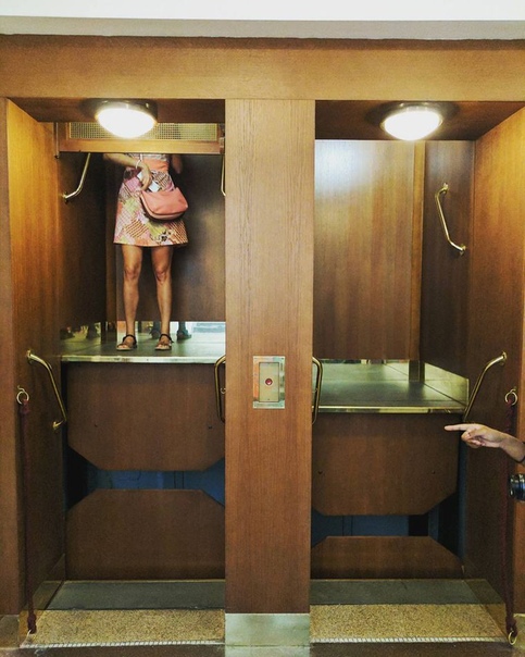 На фото пражский лифт непрерывного действия Его кабинки не имеют дверей и рассчитаны максимум на двух человек. Поднимаясь в одной шахте лифта, они опускаются в соседней по заданному циклу.