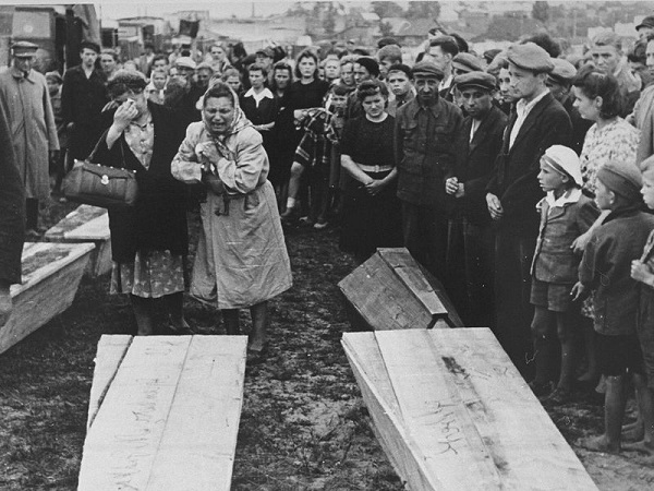 ПОГРОМ В КЕЛЬЦЕ Погром в Кельце. Самый кровавый из послевоенных еврейских погромов, в ходе которого было убито более 40 человек и около 50-ти получили увечья Казалось бы, ход трагедии