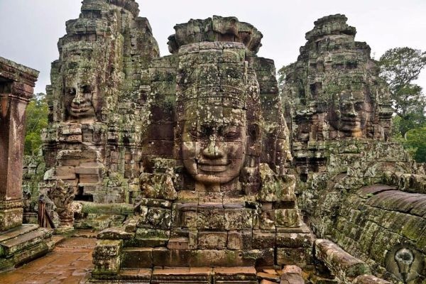 Куда отправиться из Бангкока 1. Город Ангкор душа и сердце кхмерского народа Ангкор это «мертвый» город, время расцвета которого приходится на X-XI века. Сегодня здесь сохранилось огромное