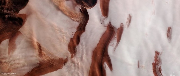 Удивительный снимок северного полюса Марса ESA поделилось изображением, полученным марсианским орбитальным зондом Mars Express. На нем запечатлена область северного полюса Красной