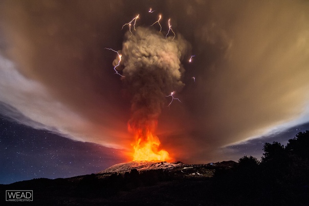 Извержение вулкана Этна в Италии в 2015 году