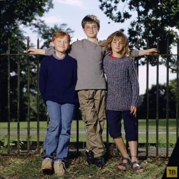 Окончательный выбор актеров для Гарри Поттера, 2000 г Фотографии, на которых изображены юные актеры Дэниэл Рэдклифф, Эмма Уотсон и Руперт Гринт, были сделаны в 2000 году сразу после того, как
