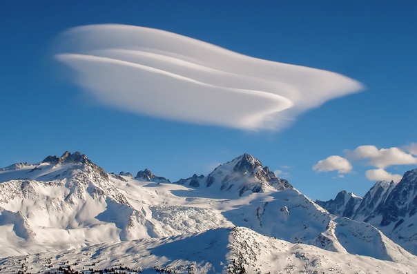 Фотографу посчастливилось снять во Французских Альпах редкое природное явление  лентикулярное облако