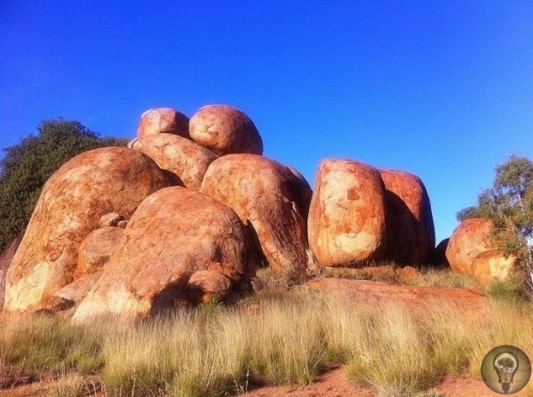 ДЬЯВОЛЬСКИЕ КАМНИ КАРЛУ-КАРЛУ В АВСТРАЛИИ. Эти огромные валуны, получившие название Дьявольские камни Карлу-Карлу, находятся в ста километрах к югу от Теннант-Крик в Северной Австралии. Эти