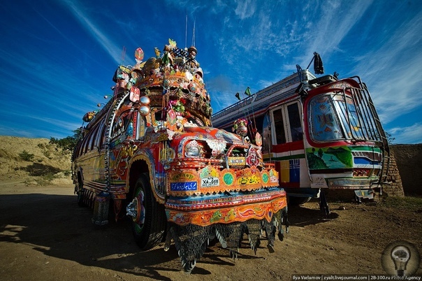 Пакистанские грузовики: шедевры на колесах. часть 1Многие водители души не чают в своем «железном коне», заказывают различные виды тюнинга, украшают его аэрографией. Но все же лишь немногие