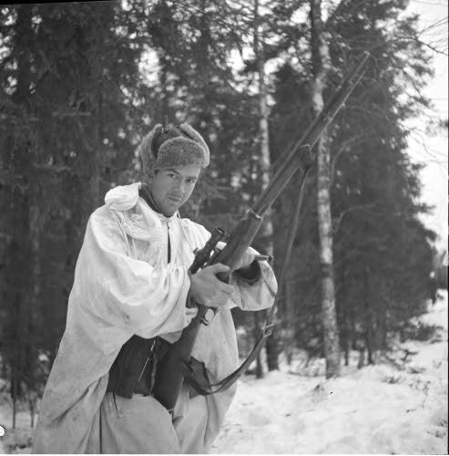 Финские снайперы - кукушки. 1939 год. Отряд красноармейцев перешел советско-финскую границу и углубился в лес. Идти было тяжело стоял 30-градусный мороз, а снег выпал выше колена. На опушке