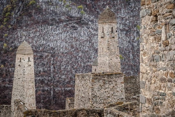 Башенный комплекс Эрзи в Ингушетии уникальное наследие средневековой архитектуры, памятник древнего каменного зодчества, XV-XVI вв. Комплекс включает в себя 8 боевых, 2 полубоевые и 47 жилых