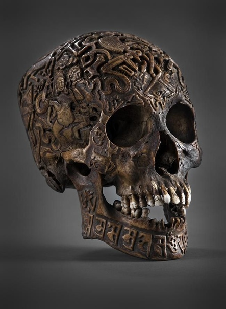 300-летний тибетский резной череп из антикварного магазина