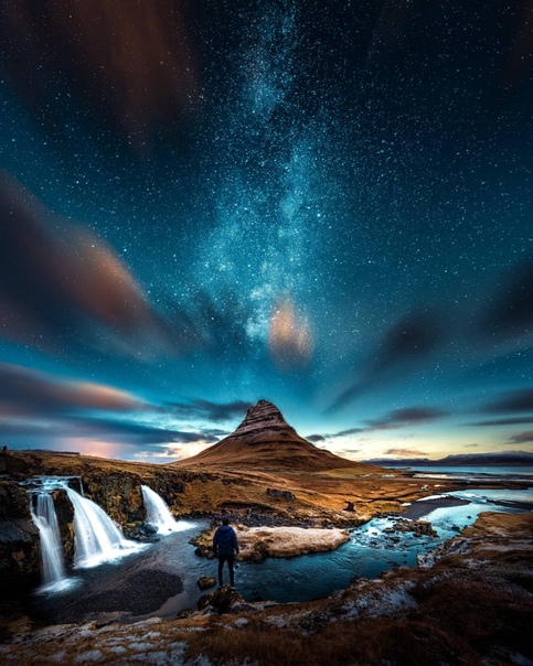 Волшебная ночь у подножия горы Киркьюфетль в Исландии Фото: Grafixart_photo