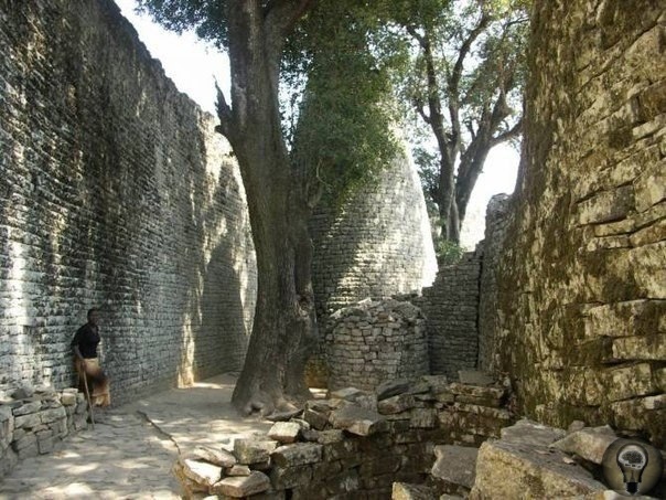 ТАЙНЫ ЗИМБАБВЕ Руины гигантских каменных сооружений в районе рек Замбези и Лимпопо до сих пор остаются загадкой для ученых. Сведения о них поступали еще в XVI веке от португальских торговцев,