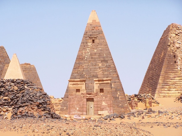 Пирамиды Нубии. Часть 2 Свидетельства тесной взаимосвязи древних культур великого Египта и Мероитского царства обнаружены на севере Судана. В сухой Нубийской пустыне археологи раскопали 35