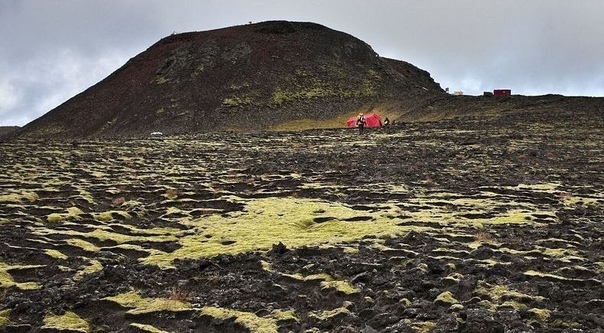 Единственный в своем роде: в Исландии есть вулкан, в который можно спуститься В тридцати километрах от исландской столицы Рейкьявик есть уникальное место вулкан Трихнюкайигюр. Это единственный