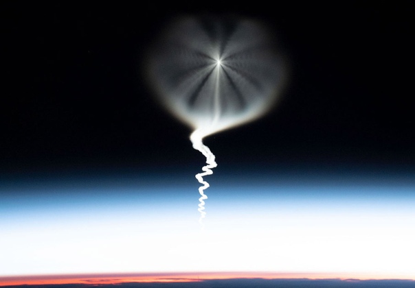 Фото старта космического корабля «Союз МС-15» из космоса Космический корабль «Союз МС-15» стартовал с Байконура 25 сентября и взял курс на МКС. Это исторический 70-й и заключительный старт в