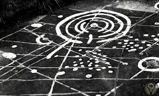 Древняя плита с непонятными надписями и рисунками Более 30 лет назад известный археолог из Шотландии обнаружил уникальную плиту. На большом камне имелись странные надписи и рисунки, которые