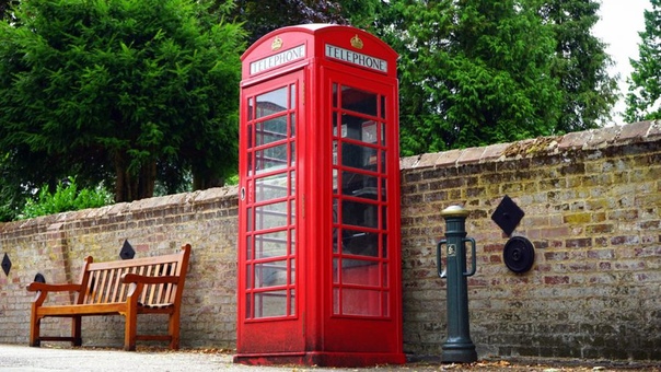 ИСТОРИЯ СОЗДАНИЯ ЛОНДОНСКОЙ КРАСНОЙ ТЕЛЕФОННОЙ БУДКИ В 1921 году почта Соединенного Королевства установила первую британскую телефонную будку под названием 1. Она была построена из сборных