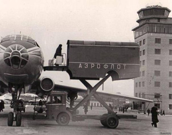 Аэродромный автолифт АЛ-1 Данный самоходный подъемный механизм, предназначенный для проведения погрузки/выгрузки самолётов, был создан в 1959-м году Рижским авиаремонтным заводом 85 Министерства