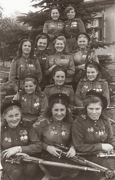 775 подтвержденных убийств нацистских солдат на одном фото, где запечатлены женщины-снайперы 3-й ударной армии 1-го Белорусского фронта. 1-й ряд - старший сержант гвардии В.Н. Степанова: 20