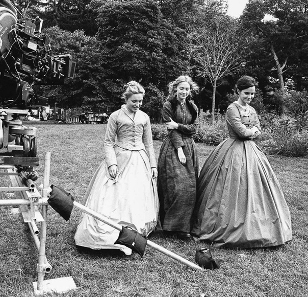 Флоренс Пью, Сирша Ронан и Эмма Уотсон на съёмочной площадке новой версии «Маленьких женщин»