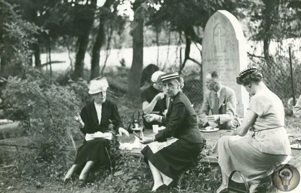 Пикник на кладбище: Почему в США еда и отдых в местах упокоения в XIX веке стали данью моде Кладбище у многих людей ассоциируется исключительно с местом печали и скорби. Но в США всего лишь