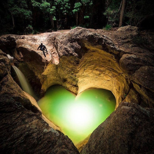 Небольшая лагуна в форме сердца Килларни Глен, Квинсленд, Австралия