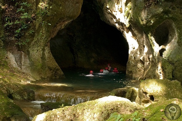 Демоны Шибальбы в индейских джунглях. Пещера Актун-Туничиль-Мукналь находится в джунглях Белиза. В течении нескольких столетий индейцы Майя приходили сюда для совершения обрядов приносили