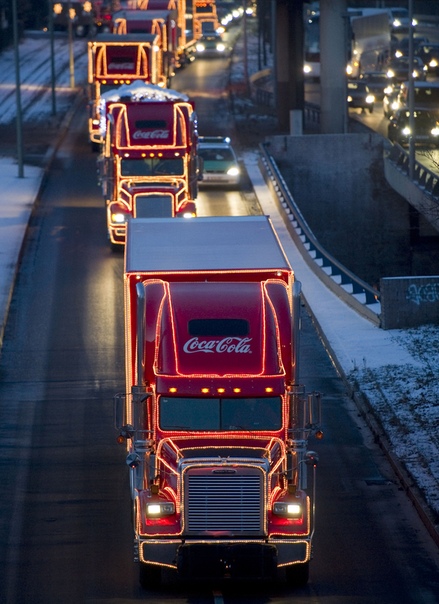 Праздник к нам приходит: откуда взялись те самые грузовики из рекламы Кока-колы Автор статьи - DmitryCD Источник - Именно Coca-Cola считается самым популярным газированным напитком на планете,