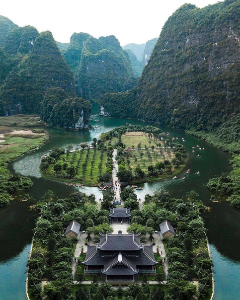 Остров-сад у храма, Ниньбинь, Вьетнам