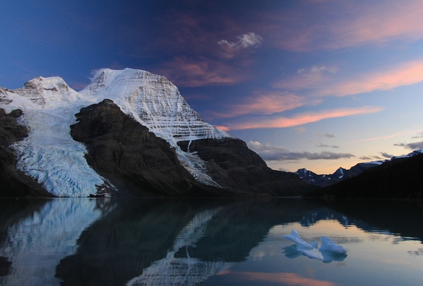 Озеро Берг У самой высокой вершины Канадских Скалистых гор расположено прекрасное озеро Берг, ласкающее взор белоснежными вершинами и маленькими айсбергами. Фото: Daniel