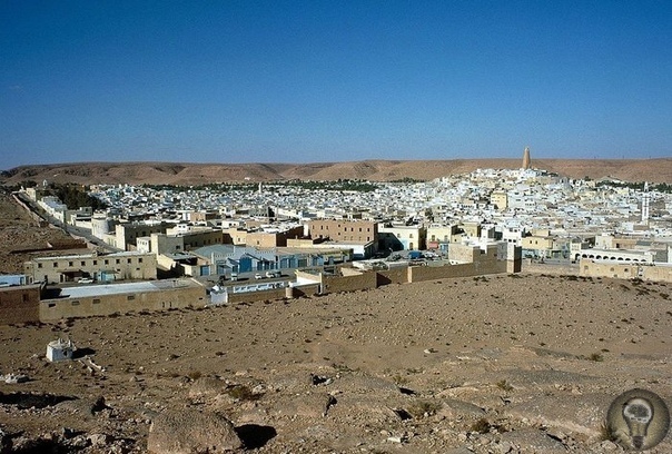 САМОБЫТНАЯ ДОЛИНА МЗАБ. Долина Мзаб расположена примерно в 500 км от столицы Алжира. Хотя эта удивительная долина была заселена более 10 веков назад, с тех пор она практически не изменилась. В