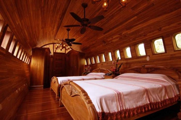 Самолет-гостиница в сердце джунглей Коста-Рики В Коста-Рике имеется безупречное место для фанатов авиации и необычного досуга гостиница, размещенная в самом что ни на есть реальном самолете