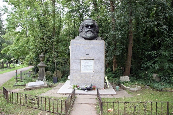 Карл Маркс Карл Маркс - идеолог социализма, автор масштабного труда «Капитал», основоположник марксизма. Будущий философ родился 5 мая 1818 года в семье этнических евреев Генриха Маркса и