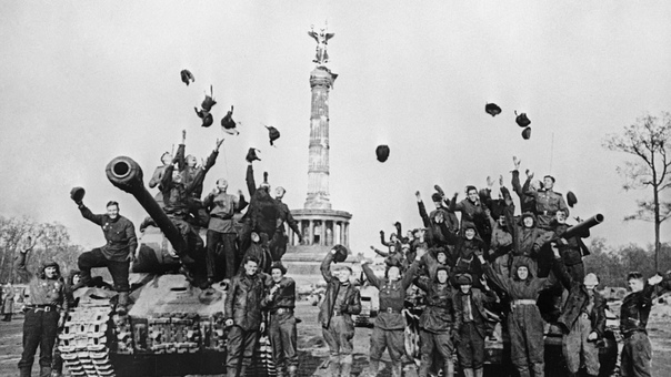 ХРОНИКА ВЕЛИКОЙ ПОБЕДЫ. Часть 3 30 апреля в 21:50 над рейхстагом советские солдаты поднимают знамя Победы, но бои в центре города еще продолжаются. Адольф Гитлер кончает жизнь самоубийством. Ал.