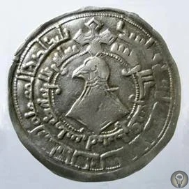 Древнейшие Русские монеты Кто же первый начал чеканить монеты на РусиПервыми деньгами, ходившими в землях восточных славян были арабские дирхемы. Они начинают активно использоваться здесь на