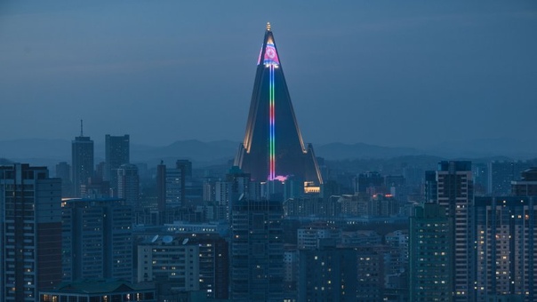 Гостиница Рюгён самый высокий заброшенный отель в мире Треугольная башня, разительно выделяющаяся на фоне остальных зданий в Пхеньяне в Северной Корее, является своеобразным эквивалентом