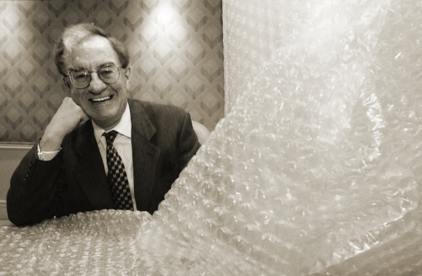 А Вы знали, что изначально пузырчатую пленку применяли для оклейки стен В 1957 году американский инженер Альфред Филдинг и шведский изобретатель Марк Шаванн решили создать пластиковые текстурные