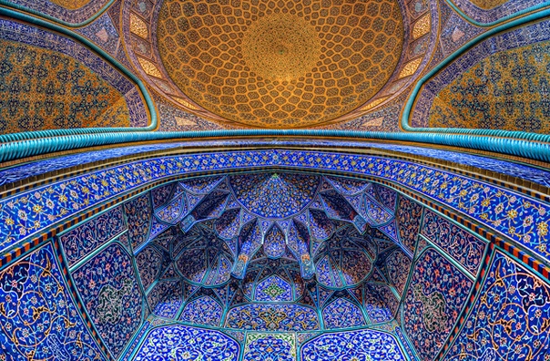 Иранский фотограф Фатима Хумейн Агей делает гипнотически прекрасные снимки старинных храмов и зданий в родной стране Больше всего ее привлекают мечети и минареты в городе Эсфахане, расположенном