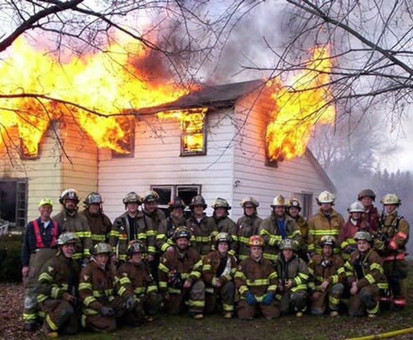 Американские пожарные сделали селфи на фоне горящего дома Целая группа пожарных решила сделать «новогоднюю фотографию» в Детройте. Вот только спасатели выбрали неправильные декорации. В США